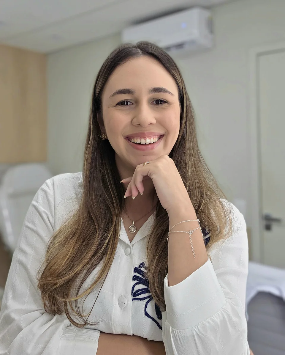 Emanuelle Abud, nutricionista em Fortaleza, sorrindo no consultório