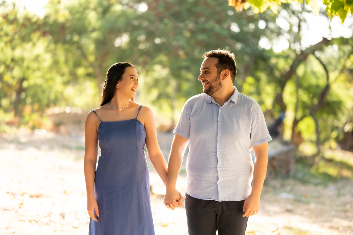 Emanuelle Abud de mãos dadas com o marido ao ar livre